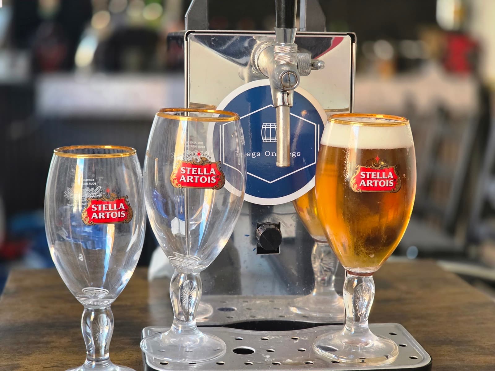 Single tap pump pouring a pint